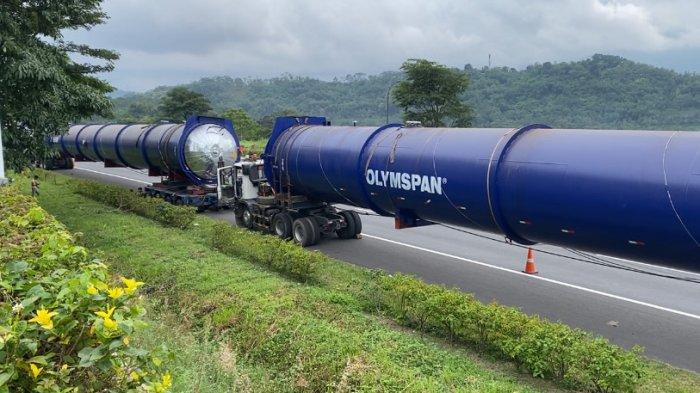 PARKIR BERBARIS - Empat truk pengangkut mesin autoclave atau oven pembuat bata ringan (hebel) berbaris parkir di tepi ruas Tol Semarang-Solo, tepatnya di depan Rest Area KM429A Ungaran, Kabupaten Semarang pada Jumat (14/2/2025) sore. Truk tersebut membawa mesin tersebut Kota Semarang menuju Kabupaten Banjarnegara. (TRIBUN JATENG/REZA GUSTAV)