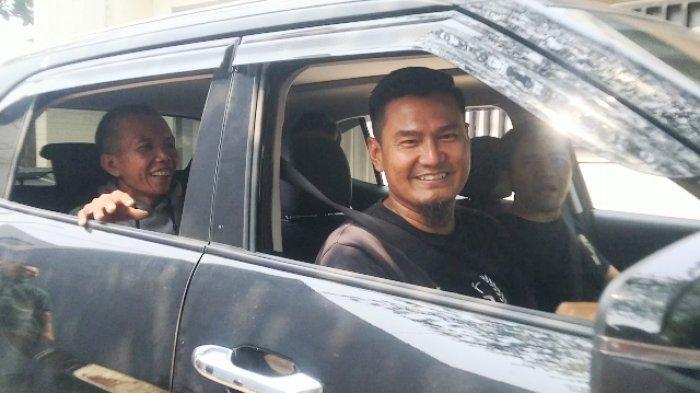 Enuh Nugraha (kiri) ODGJ lulusan ITB terlihat tersenyum saat dijemput teman kuliah satu angkatan Teknik Kelautan ITB Angkatan 1997 di Kabupaten Kudus, Kamis (10/11/2023).