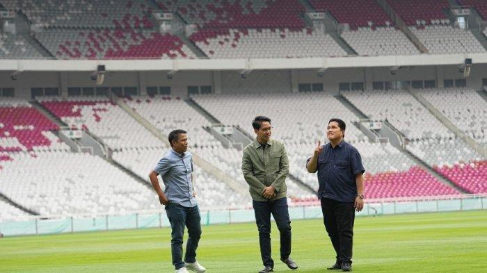 Ketua Umum PSSI Erick Thohir (paling kanan) pantau kesiapan SUGBK jelang laga Timnas Indonesia melawan Jepang dan Arab Saudi.
