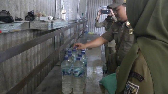 Satpol PP Demak menyita bahan dasar pembuatan Es Moni yang marak dikalangan pelaja