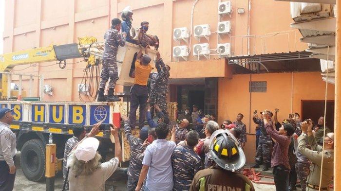 Evakuasi korban terjebak kebakaran Karaoke Orange Tegal, Senin (15/1/2024).