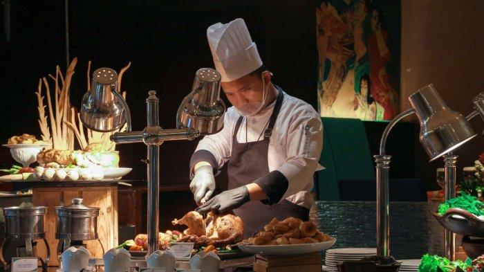 Executive Chef Kho Aris Untung Wibowo bersama timnya menciptakan menu spesial Roasted Turkey atau Kalkun Panggung