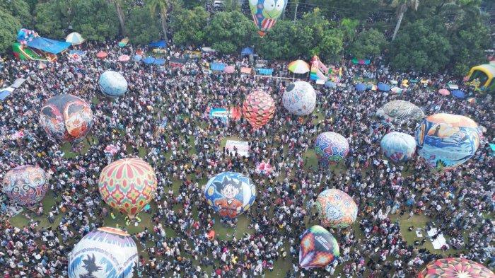 FESTIVAL BALON UDARA - Terlihat dari udara 32 balon udara yang ditambatkan mengikuti festival balon di lapangan Mataram, Kota Pekalongan. Puluhan balon udara tradisional dari berbagai gambar seperti batik, kapal, hingga anime meramaikan langit, Kota Pekalongan pada acara grand final festival balon Pekalongan 2025.