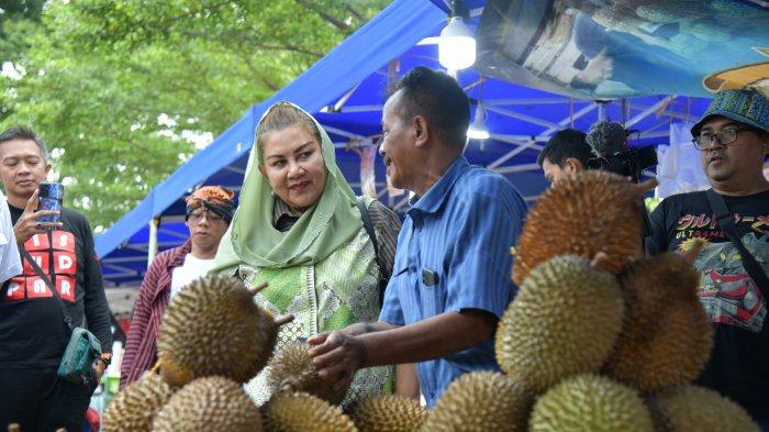 Wali Kota Semarang, Hevearita Gunaryanti Rahayu saat membuka Festival Durian di Sentra Durian Gunungpati, Kota Semarang, Jumat (23/2/2024).