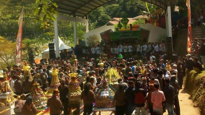 ILUSTRASI Sejumlah warga mengerumuni gunungan ketupat dalam sebuah tradisi budaya Festival Sewu Kupat (Ketupat) di Desa Colo, Kecamatan Dawe, Kabupaten Kudus, beberapa tahun lalu.