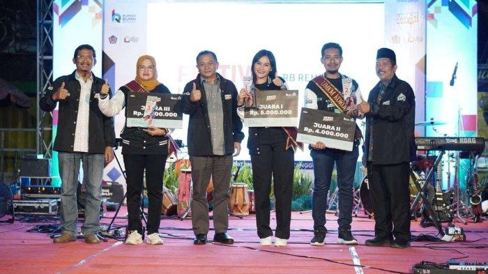 Foto bersama Direktur Keuangan & SDM PT Semen Gresik, Fardhi Sjahrul Ade (ketiga dari kiri), Senior Manager of Communication & CSR, Dharma Sunyata (pertama dari kiri), serta Kepala Dindakopukm Kab. Rembang, Mohammad Mahfud (paling kanan), dengan para pemenang UMKM Kokoh edisi ke-2 pada puncak Festival UMKM Kokoh di Halaman Rumah BUMN Rembang (2/9).