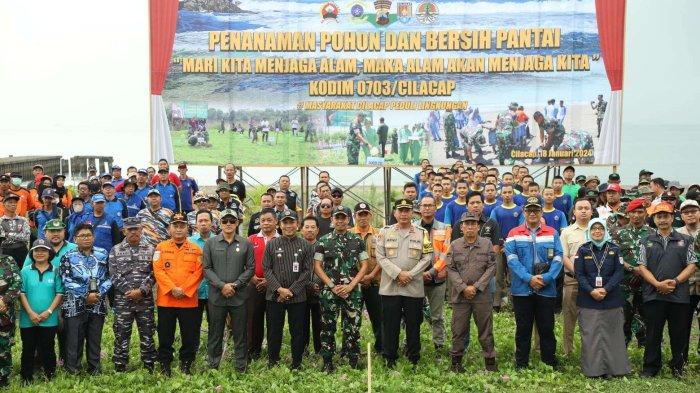 Foto bersama Karya Bakti Penanaman Pohon dan Bersih Pantai Teluk Penyu, Kamis (18/1/2024)