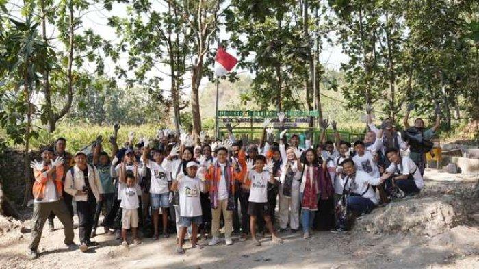 Foto bersama PT Semen Gresik dengan generasi muda desa sekitar perusahaan mengadakan aksi sapta pesona sumber mata air Sendang Brubulan di Desa Pasucen, Kecamatan Gunem, Kabupaten Rembang (27/10).
