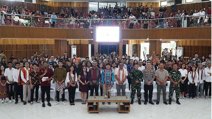 Foto bersama dalam Seminar Nasional IICF 2024 UKSW di BU UKSW, Kamis (06-06-2024)