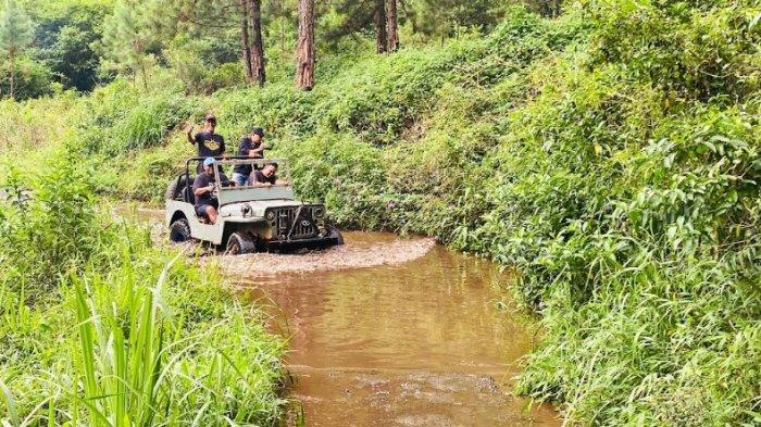 Foto pengunjung sedang menikmati wisata yang memacu adrenalin dengan Jeep Guci Adventure Kabupaten Tegal. Terlihat kendaraan Jeep yang ditumpangi empat orang ini melintasi jalur yang terdapat kubangan air keruh, dan kawasan hutan yang masuk pengelolaan Perhutani KPH Pekalongan Barat, pada Sabtu (7/12/2024).