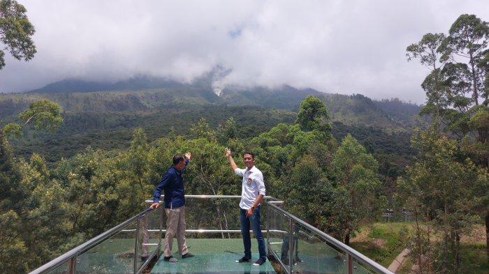 General Manajer The Lawu Group, Muhammad Fajri dan Manajer Unit, Gunawan menunjukan Kawah Candadimuka dari jembatan kaca di 2020 Mdpl Highest Cafe dan Resto Cemoro Kandang Tawangmangu Kabupaten Karanganyar, Minggu (19/11/2023) siang.