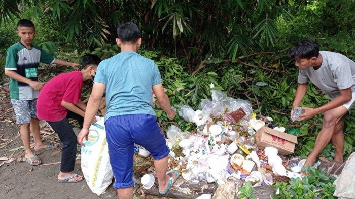 Generasi muda LDII memilah sampah plastik, yang kemudian dijual ke pengepul. Kegiatan tersebut merupakan upaya kemandirian generasi muda sekaligus melestarikan lingkungan.