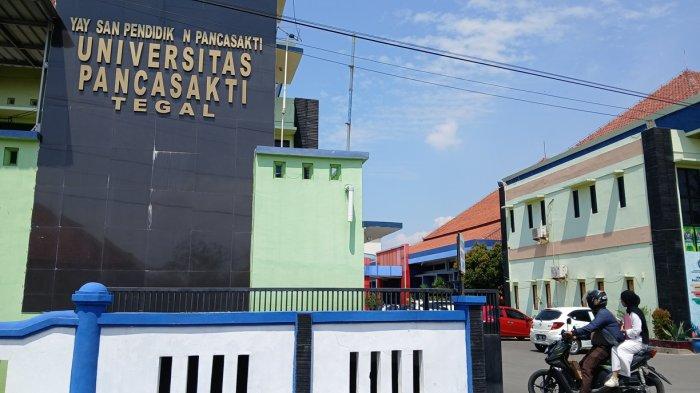 Gerbang masuk Universitas Pancasakti (UPS) Tegal.