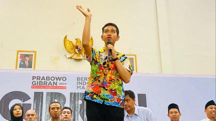 Calon Wakil Presiden (Cawapres) nomor urut 02 Gibran Rakabuming Raka, saat menghadiri dialog mengusung tema Gibran Mendengar bersama para Pengrajin Tembaga, Nelayan, dan Petani, bertempat di Lasnur Convention Hall Slawi, Kabupaten Tegal, Jawa Tengah, pada Senin (29/1/2024).