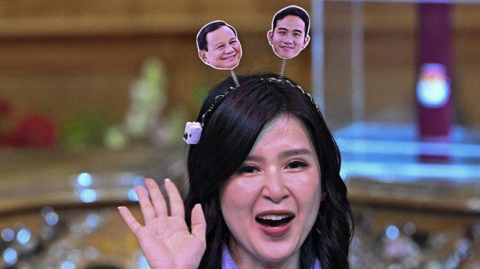 Pendiri dan mantan pemimpin Partai Solidaritas Indonesia, Grace Natalie, mengenakan bando yang menampilkan wajah calon presiden Prabowo Subianto (Kiri) dan calon wakil presiden Gibran Rakabuming Raka, sebelum pengundian nomor urut untuk calon presiden dan calon wakil presiden di kantor Komisi Pemilihan Umum (KPU) di Jakarta pada 14 November 2023. Komisi pemilihan Indonesia pada 13 November mengumumkan kandidat-kandidat untuk pemilihan presiden tahun depan, ketika demokrasi terbesar ketiga di dunia ini dijadwalkan memilih pengganti pemimpin petahana Joko Widodo.
Adek BERRY / AFP