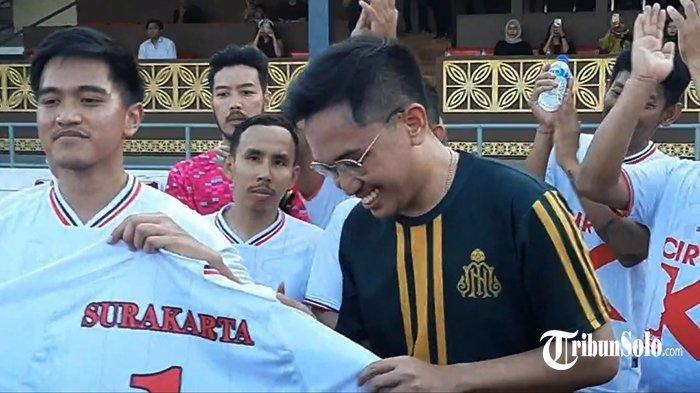 Ketua Umum PSI Kaesang Pangarep menyerahkan jersey kepada Gusti Bhre sebagai simbol rekomendasi calon Wali Kota Surakarta dalam Pilwakot Surakarta 2024 di Stadion Sriwedari Surakarta, Minggu (21/7/2024).