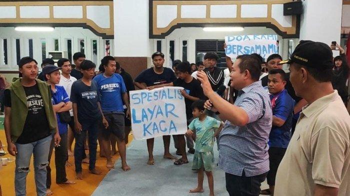Ketua DPRD Kabupaten Kudus, H Masan berdialog dengan suporter Persiku Kudus pada saat nobar laga Persiku Kudus vs Tornado FC lanjutan Liga 3 Nasional babak 8 besar, Kamis (30/5/2024).