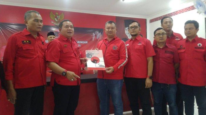 Ketua DPC PDI Perjuangan, H Masan menunjukkan formulir pendaftaran calon bupati Kudus, Rabu (1/5/2024) di kantor DPC PDI Perjuangan.