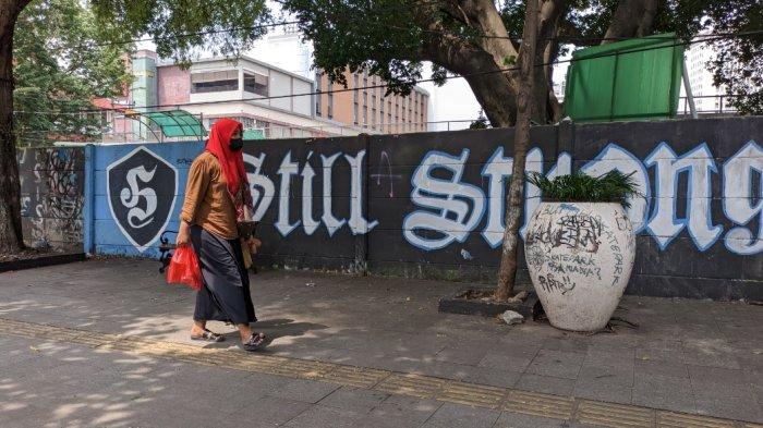 HALTE PANDANARAN - Suasana yang kumuh di halte usang Pandanaran