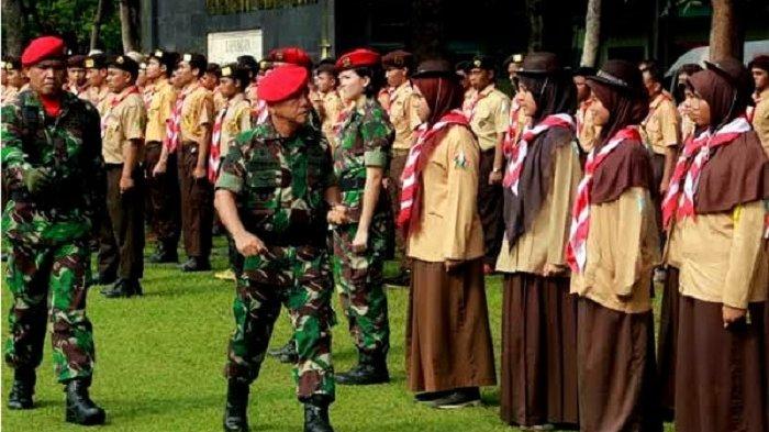 Perwira Kopassus melakukan inspeksi peserta upacara yang diikuti para pelajar