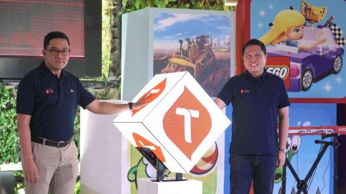 Head of Android Platforms & Ecosystems Google Indonesia Denny Galant (kiri) dan Direktur Marketing Telkomsel Derrick Heng (kanan) meresmikan Program Bundling Google Play Pass Package di Jakarta, Kamis (12/10).