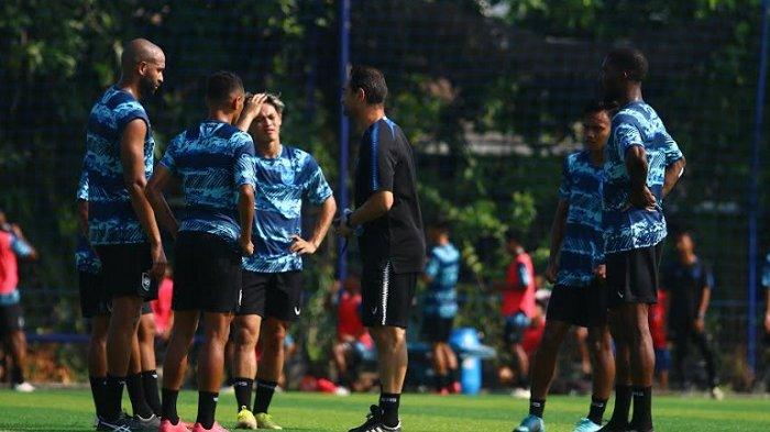 Headcoach PSIS Semarang Gilbert Agius saat memberikan arahan kepada para pemainnya dalam sesi latihan di Lapangan Wisesa, Mranggen, Demak, Selasa (13/6/2023)