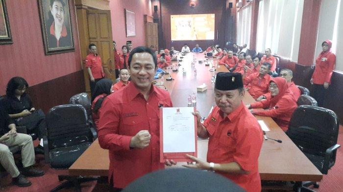 Hendrar Prihadi menyerahkan berkas pencalonan menjadi bakal calon gubernur pada Pilgub Jateng 2024, Kamis (30/5/2024).
