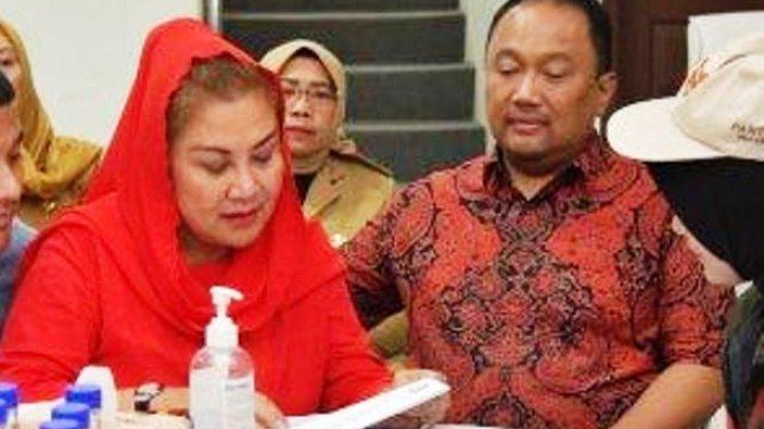 Wali Kota Semarang, Hevearita Gunaryanti Rahayu didampingi sang suami Alwin Basri melakukan Coklit di kediamannya, Senin (1/7/2024).