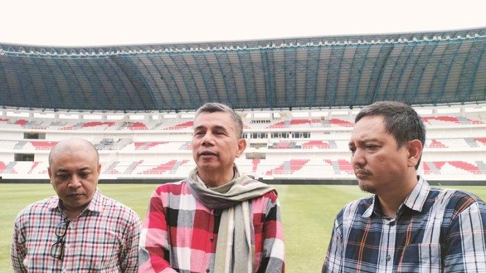 Hinca Pandjaitan (tengah), bersama CEO PSIS Yoyok Sukawi (Kiri), dan Ketua Panpel Agung Buwono (Kanan) saat berada di Stadion Jatidiri Semarang, Sabtu (7/12/2024) - TRIBUN JATENG/ F Ariel Setiaputra