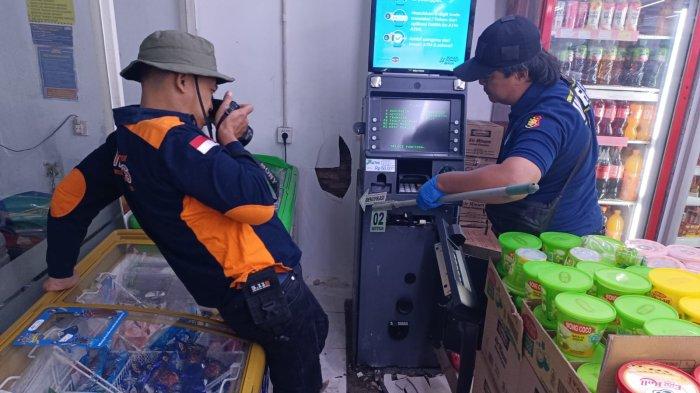 INDOMARET DIBOBOL MALING - Ilsutrasi kejadian polisi melakukan olah tempat kejadian perkara kasus pembobolan maling Indomaret di Jalan KH Zaenudin Raya, Kelurahan Karangroto, Kecamatan Genuk, Kota Semarang, Minggu (2/2/2025).