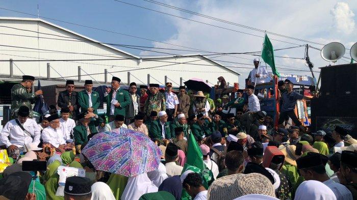 ISTIGHOSAH NU DI SAYUNG - Ribuan warga NU menggelar istighosah di lokasi banjir rob Sayung Demak sebagai bentuk protes penanganan bencana yang dihadiri pula Wakil Gubernur Jateng Taj Yasin Maimoen, Minggu (15/6/2025).