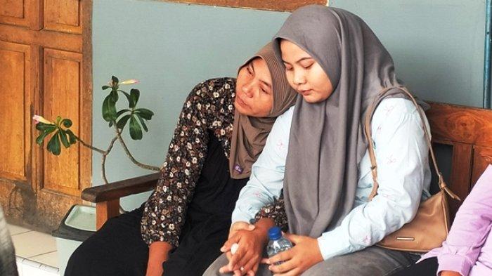 ISTRI KORBAN - Istri korban, Maspupah saat duduk bersandar di bahu anak sulungnya, menunggu proses rekonstruksi di Polres Blora, Senin (10/3/2025).(Iqbal/Tribunjateng)