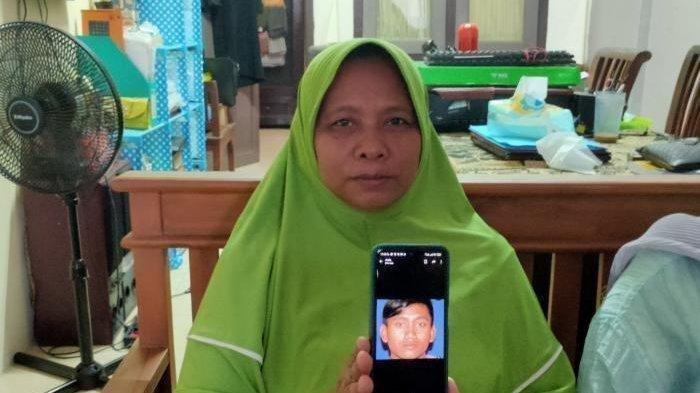 Ibu Pegi Setiawan, Kartini, saat menunjukkan foto anak pertamanya hasil pernikahan dengan Rudi. Pegi dianggap sebagai buron dalam kasus pembunuhan Vina dan Eki yang berasal dari Desa Kepongpongan, Kecamatan Talun, Kabupaten Cirebon. | Ibu dari Pegi Setiawan, DPO kasus pembunuhan Vina dan Eki yang ditangkap Polda Jabar, Kartini mengungkap bahwa Perong bukanlah nama panggilan anaknya.