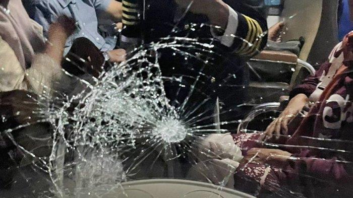Ilustrasi kaca kereta api pecah akibat pelemparan batu