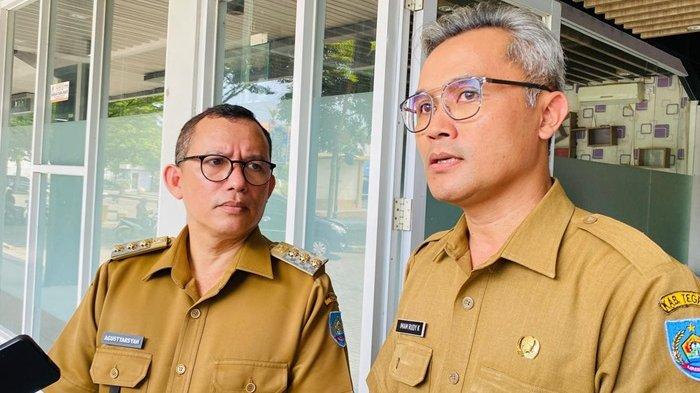 Kepala Dinas Koperasi, UKM dan Perdagangan Kabupaten Tegal Imam Rudy Kurnianto (kanan), didampingi Pj Bupati Tegal Agustyarsyah (kiri), saat sesi wawancara dengan media di Area Trasa Co Working Space, Senin (10/6/2024).