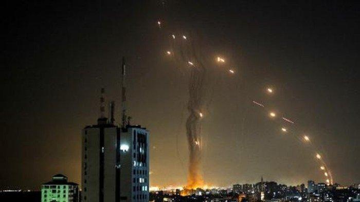 Iron Dome Israel berupaya membendung tembakan roket Hamas