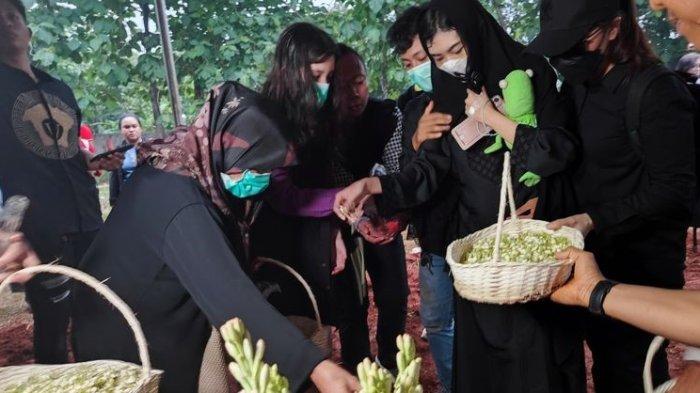 Isak tangis keluarga mengiring pemakaman keempat jenazah anak yang dibunuh oleh ayah kandungnya, yakni VA, SK, RA, dan AK, di Tempat Pemakaman Umum (TPU) Perigi Sawangan, Depok, Jawa Barat pada Minggu (10/12/2023) sore.