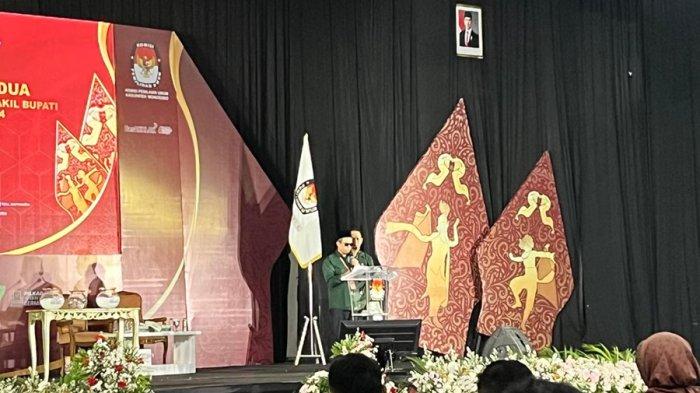Paslon nomor urut 2 Itab-Sidqi pada debat kedua pasangan calon Bupati dan Wakil Bupati Wonosobo 2024 yang digelar KPU di Gedung Adipura Kencana Wonosobo, Jumat (15/11/2024) malam.