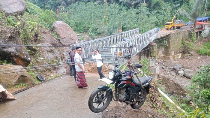 JEMBATAN BAILEY - Terlihat pekerja sedang memasang kerangka pembuatan jembatan bailey Tembelan di Kecamatan Petungkriyono, Kabupaten Pekalongan. Progres pembangunan jembatan ini sudah mencapai 90 persen, dan diprediksi dua atau tiga hari pembuatan jalan tersebut selesai.