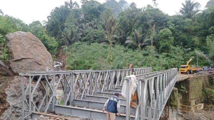 JEMBATAN BAILEY - Terlihat pekerja sedang memasang kerangka pembuatan jembatan bailey Tembelan di Kecamatan Petungkriyono, Kabupaten Pekalongan. Progres pembangunan jembatan ini sudah mencapai 90 persen, dan diprediksi dua atau tiga hari pembuatan jalan tersebut selesai.
