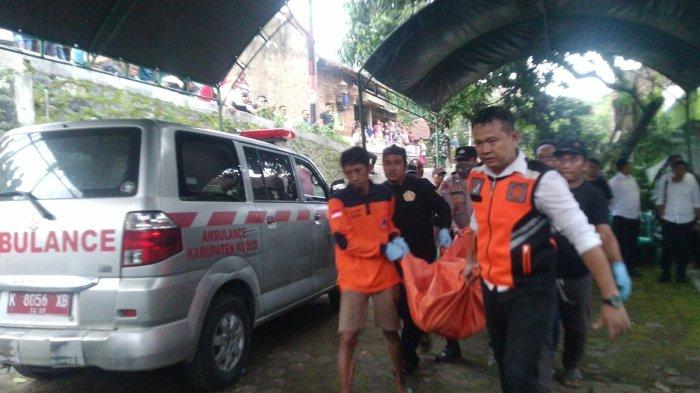Evakuasi - Jajaran Inafis dan Satreskrim Polres Kudus melakukan evakuasi jasad pasangan suami istri di Desa Ternadi, Kecamatan Dawe, yang ditemukan meninggal di dalam rumah, Senin (23/12/2024).
