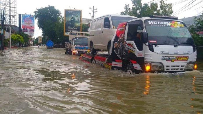 Kondisi jalanan wilayah perkotaan Purwodadi, Kabupaten Grobogan yang terendam banjir, Sabtu (16/3/2024).