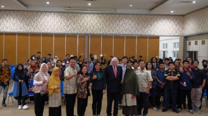 Dr. James MacGregor berfoto Bersama Sebagian panitia dan peserta International Conference on Climate Change