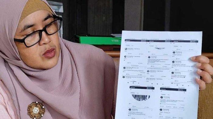 Upaya Pegi Setiawan melawan. Kuasa hukumnya, Sugiyanti Iriani, menunjukan jejak digital Facebook Pegi yang tak diungkap penyidik yang menguatkan PEGI berada di Bandung di tahun 2016.