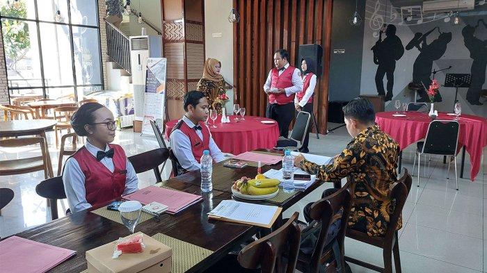 Jelang Kelulusan, Mahasiswa Perhotelan Poltek Harber Dibekali Sertifikasi Kompetensi