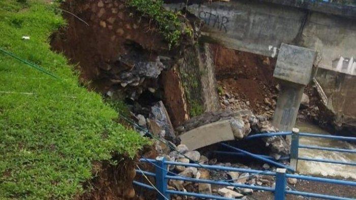 Jembatan kembar penghubung Desa Girimulyo dan Desa Kragilan ambrol. Akibatnya akses warga dari dua desa tersebut terhambat. (BPBD Kabupaten Purworejo )