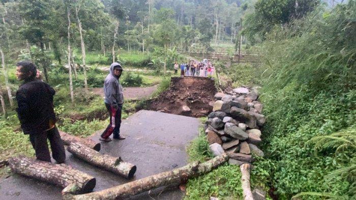 AMBROL - Jembatan penghubung antar Dusun Kroto dan Macanan di Desa Tajuk, Kecamatan Getasan, Kabupaten Semarang longsor dan ambrol, Rabu (28/2/2024).