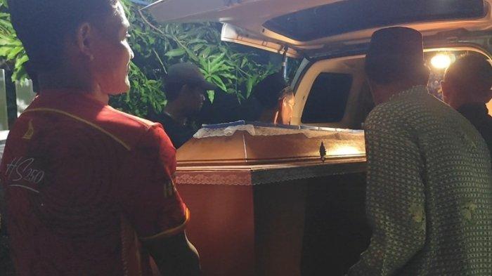 Sejumlah warga membantu penurunan peti jenazah dari mobil ambulance ke rumah duka di Gempolbapang RT 004/002 Kelurahan Brangsong, Kecamatan Brangsong Kabupaten Kendal, Kamis (17/10/2024) malam.