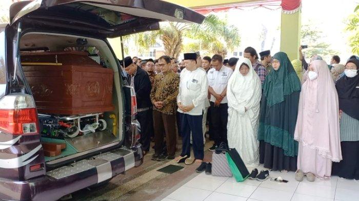 Jenazah dosen UIN Raden Mas Said yang diduga menjadi korban pembunuhan saat disemayamkan di halaman rektorat, Jumat (25/8/2023).