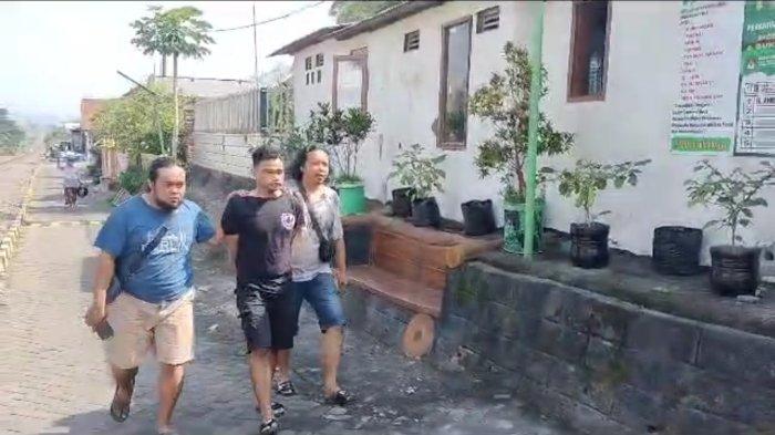 Tim Resmob Polres Jepara saat meringkus tersangka R, pelaku begal di Bondo, Kecamatan Bangsri, Kabupaten Jepara. R ditangkap di Kota Malang, Jawa Timur..
